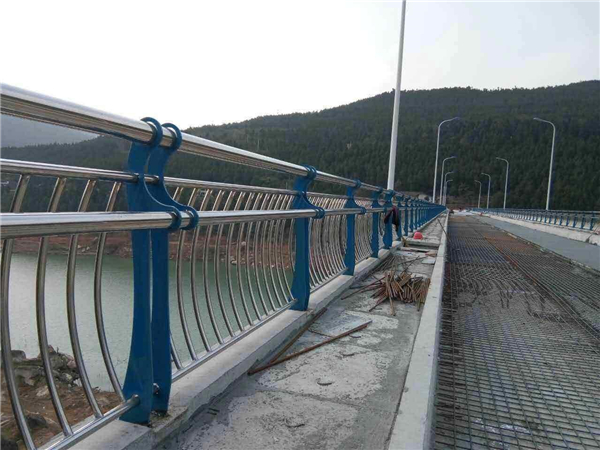 丽江不锈钢桥梁护栏的特点及其在桥梁安全中的重要作用