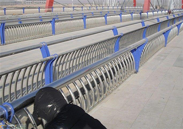 丽江不锈钢复合管护栏一种安全而耐用的防护解决方案