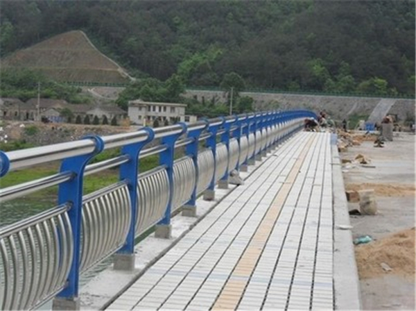 丽江不锈钢桥梁护栏的特性及其在现代建筑中的应用